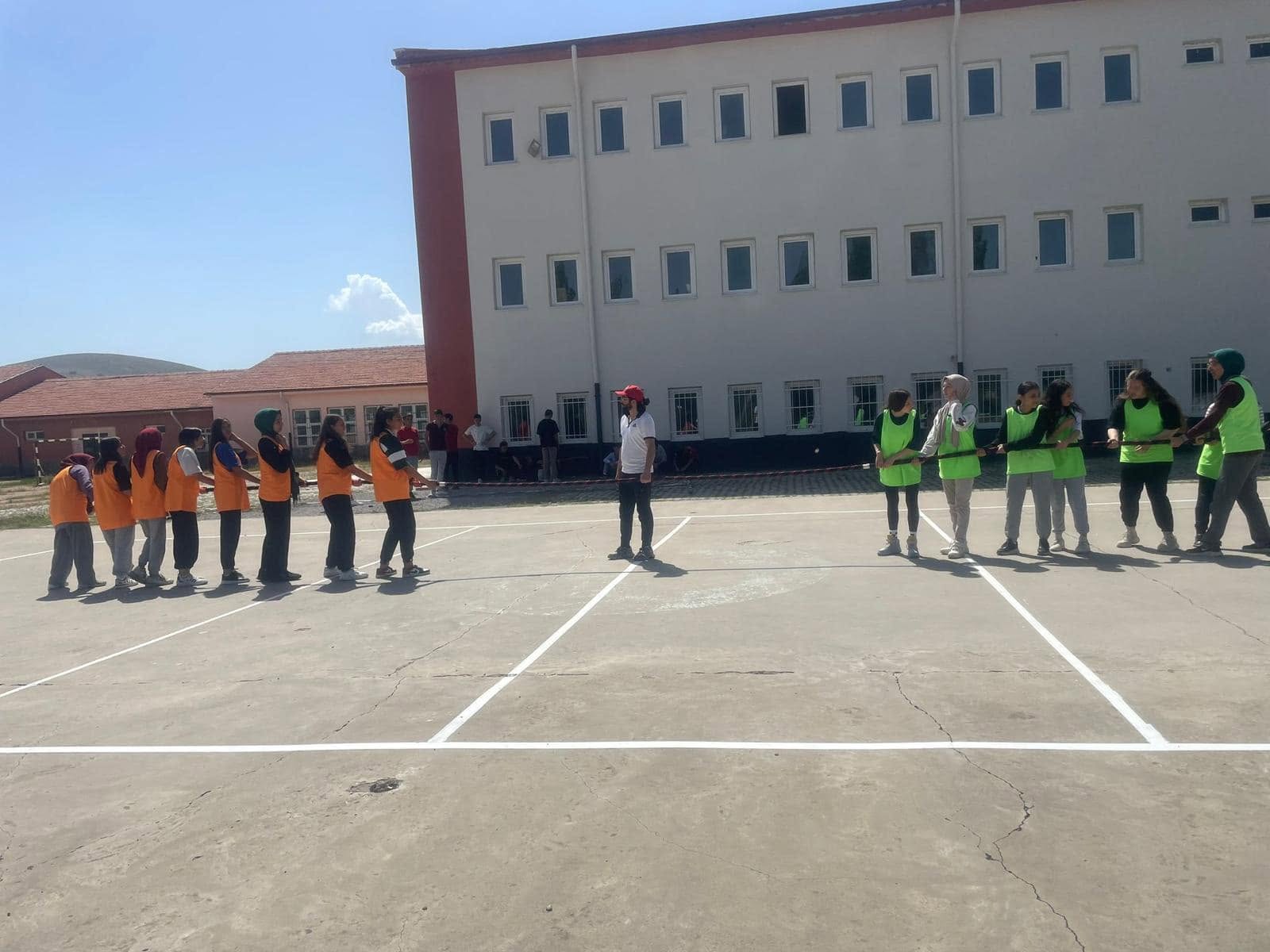 Niğde il Temsilcimiz Mehmet Ali İnan koordinesinde Elmalı/Çayırlı 80.Yıl Çok Programlı Anadolu Lisesi Halat Çekme Sınıflar arası (erkek-kız) turnuvası yapıldı.