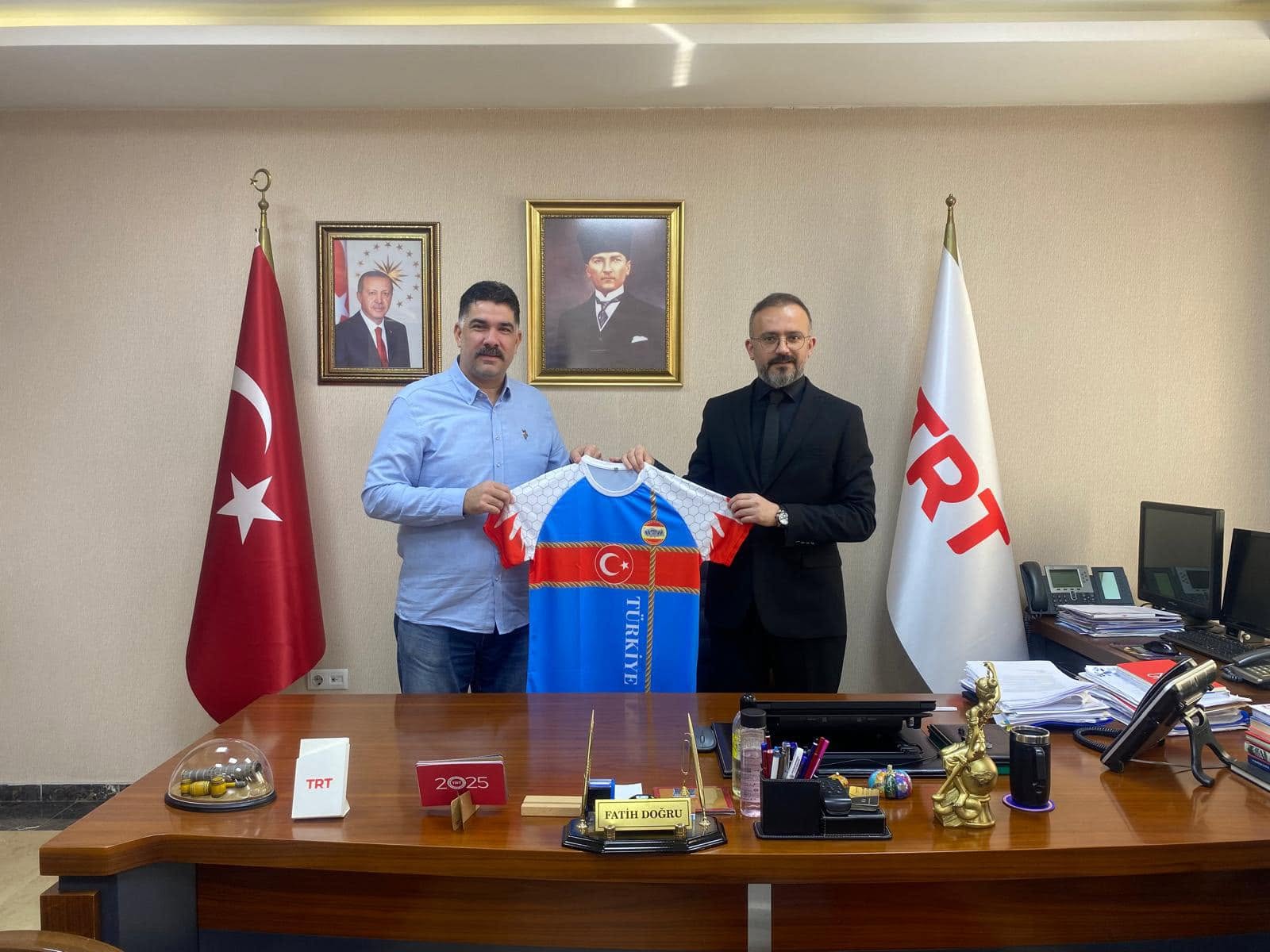 TRT Çukurova Bölge Müdürü Fatih Doğru'yu makamında ziyaret edip Mersin ve Spor hakkında  istişarelerde  bulundular.