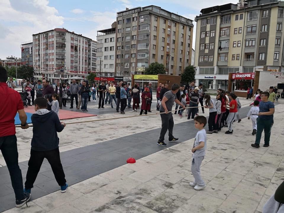19 Mayıs Atatürk’ü Anma, Gençlik Ve Spor Bayramı Kutlamalarında Halat Çekme yarışması yapıldı.