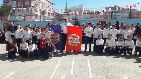 Nevruz bayramında Layika Akbilek ilk öğretim okulunda halat çekme yarışması  yapıldı.